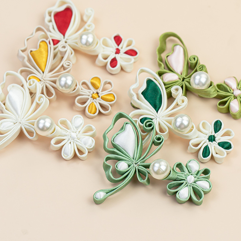 Flower Frog Pin - กระดุมจีนรูปกบ ปิดแบบผีเสื้อและดอกไม้ ประดับมุก กระดุมถักมือสำหรับชุดกี่เพ้า ฮันฟู เสื้อสไตล์วินเทจ